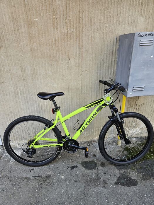 Vand bicicleta foarte putin folosita