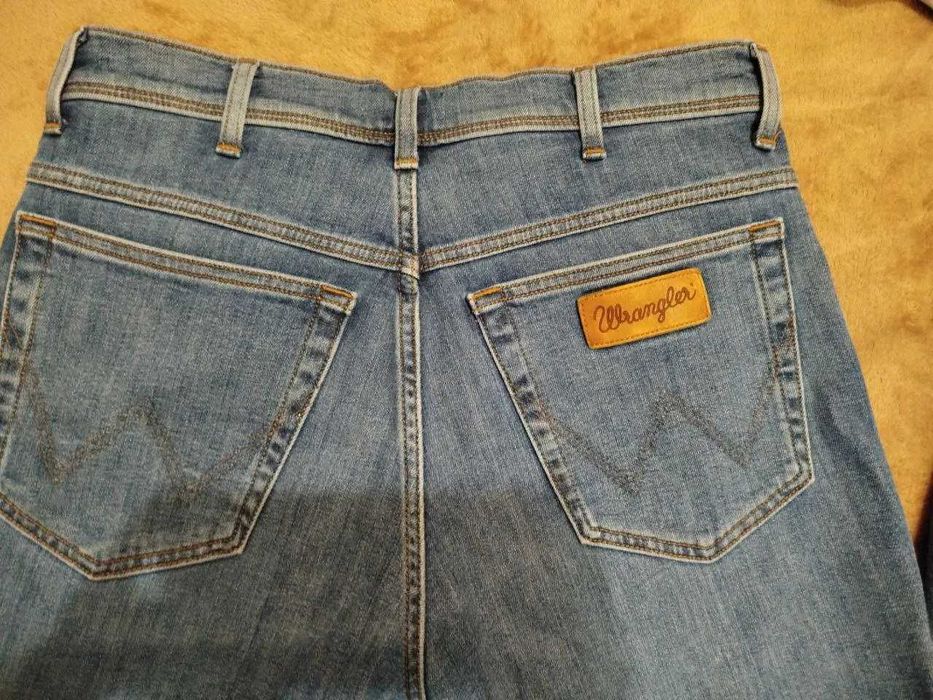 Джинсы от бренда Wrangler,