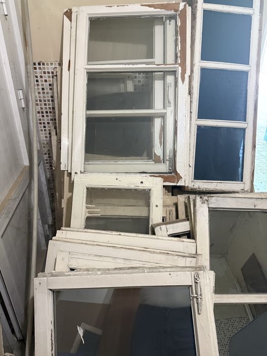 Старые деревянные окна и двери