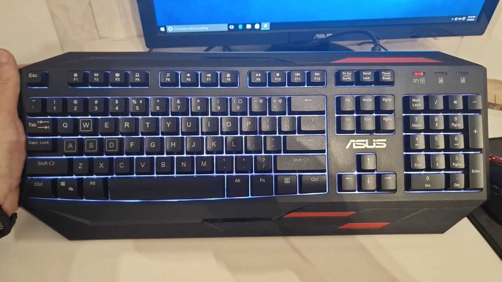 Mouse si tastatura Asus de gaming in stare foarte buna