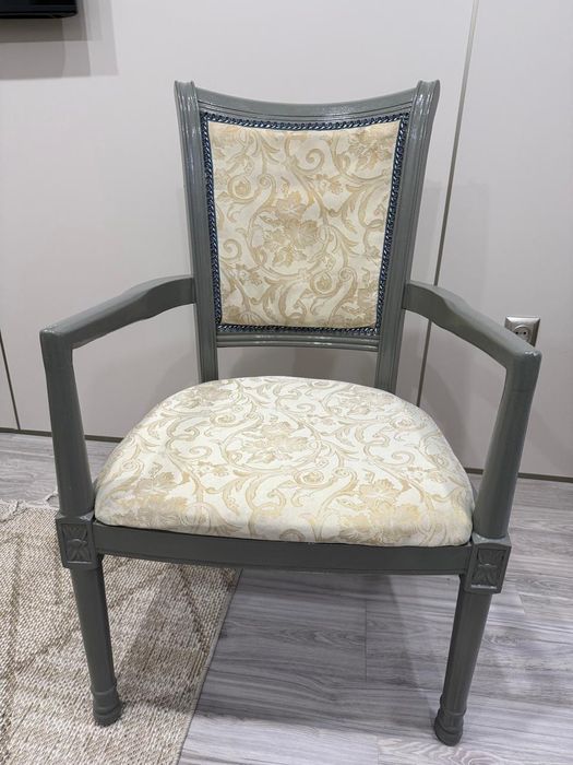 Стулья-кресла, натуральное дерево.