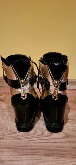 Кецове в черно и златно