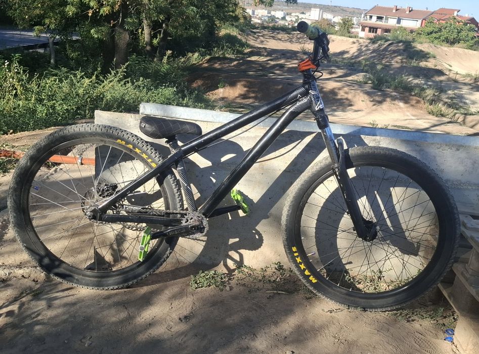 Продавам dirt jump колело с рамка Octane one
