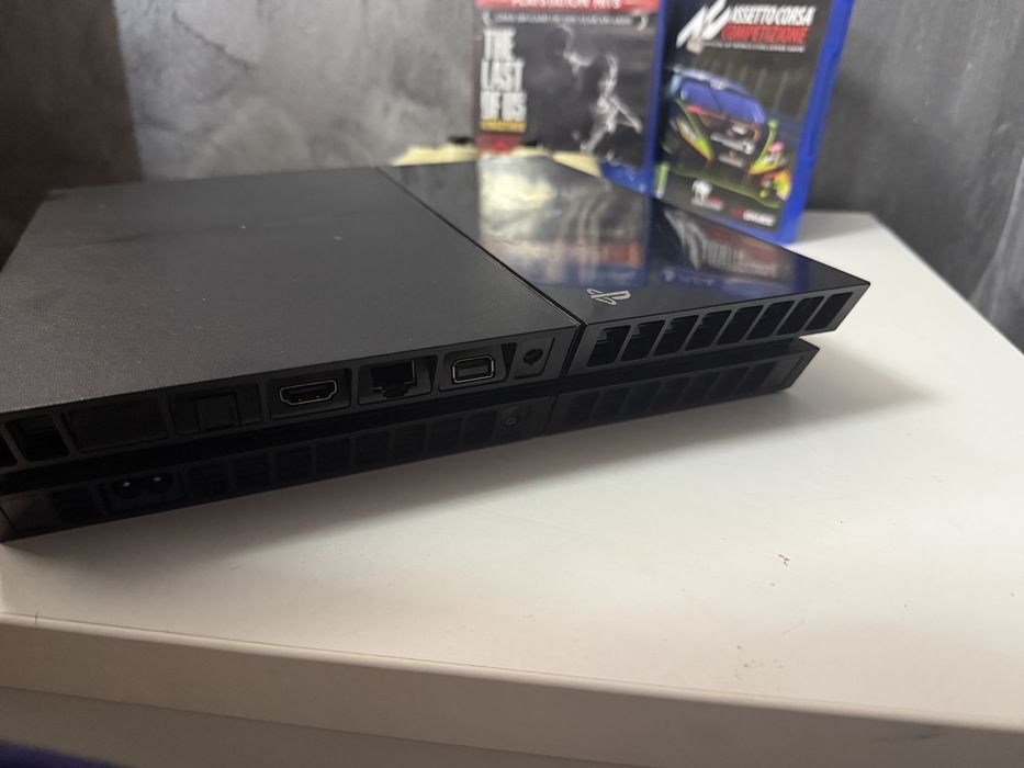 Vând play station 4