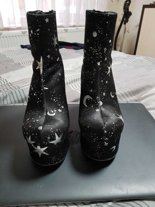 botine cu platforma si toc  negre cu  stelute si luna