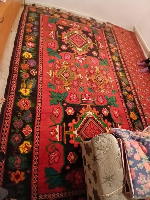 Қол кілем сатылады