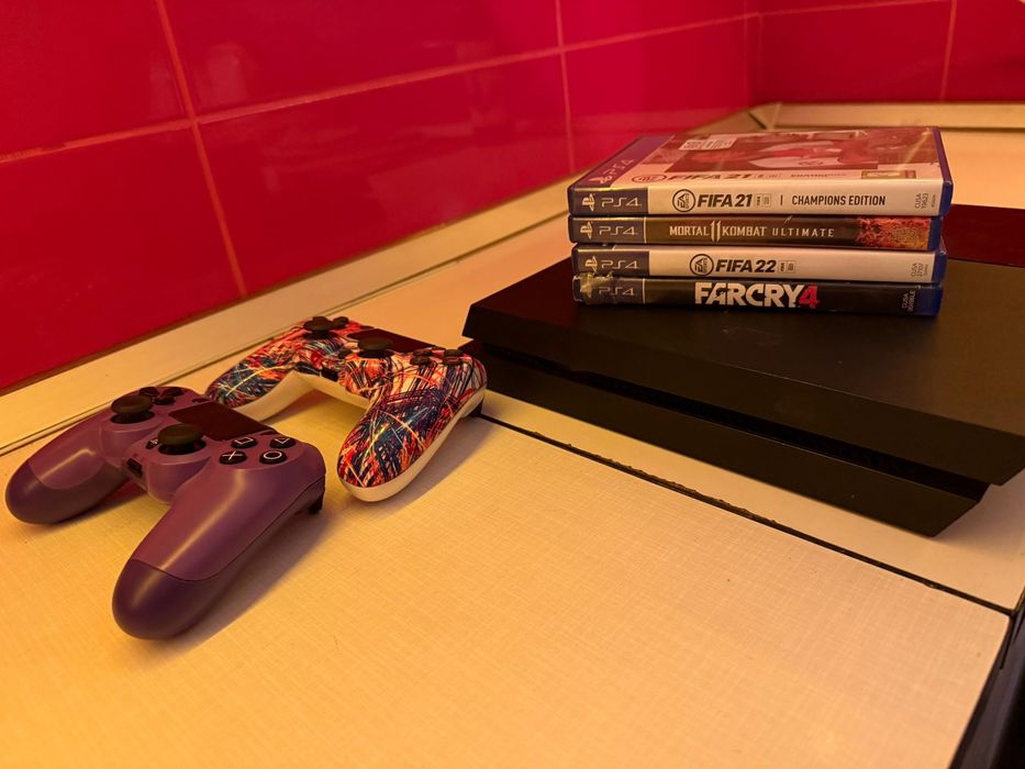 PS4 + doua manete + 4 jocuri