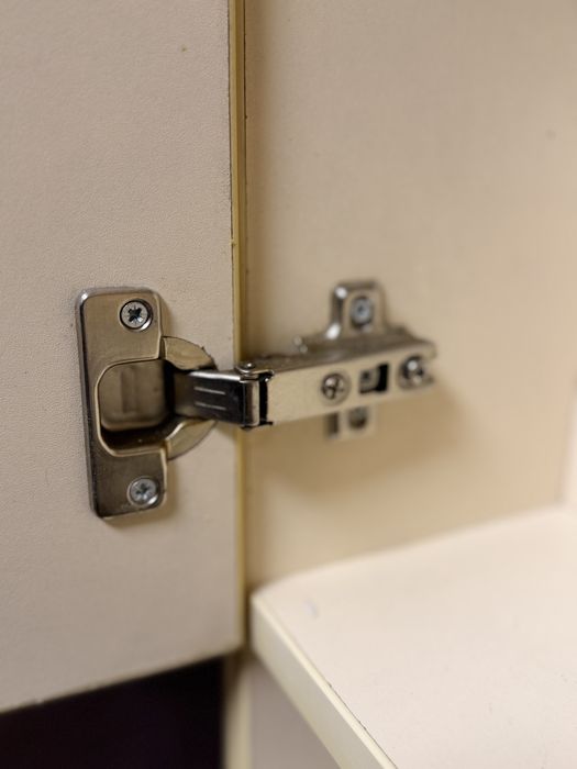 Шкафове за окачане на стена !