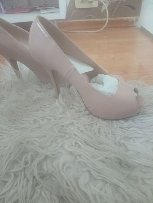 Vând pantofi crem platforma