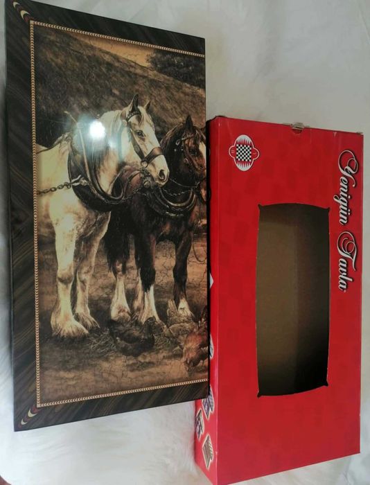 Табла за игра – дървена, с красив дизайн с коне – отлично състояние