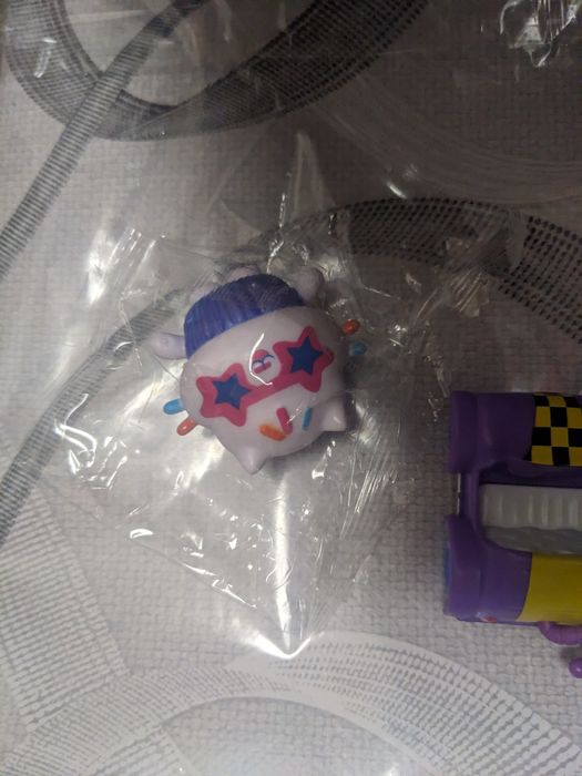 Mini mașinuță și figurine