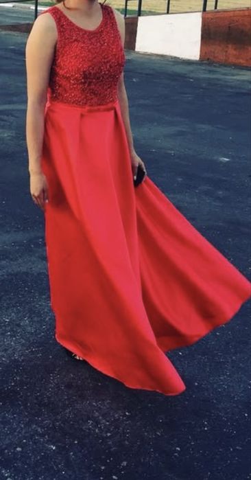 Вечерние платья продоется