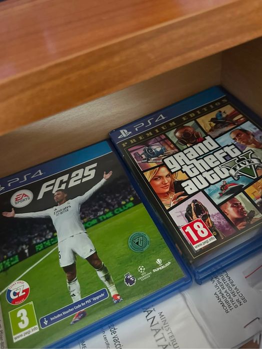 Vând PS4 Pro + jocuri