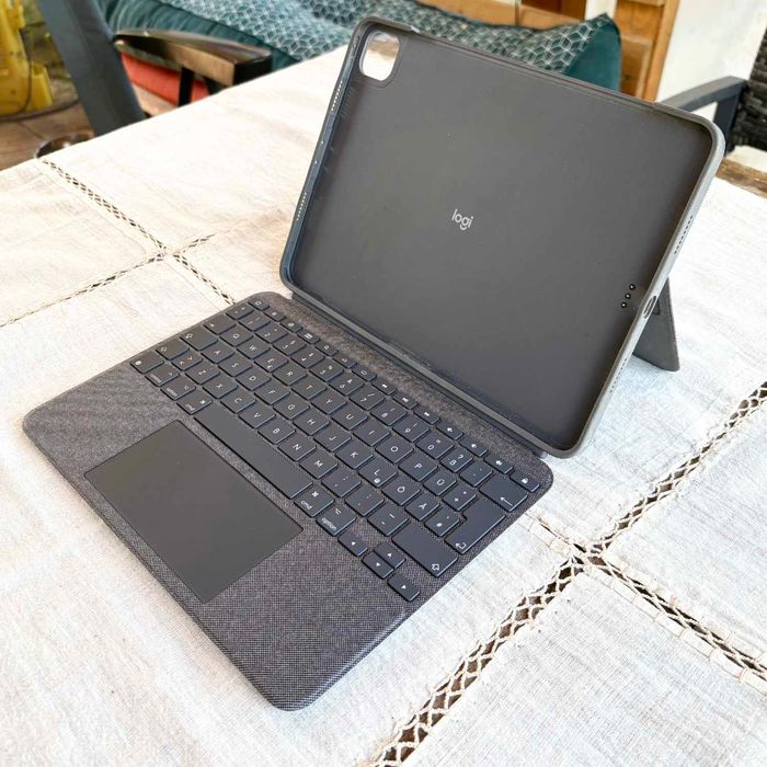 Logitech Folio Touch клавиатура с тъчпад за iPad Pro 11” - Отлично състояние