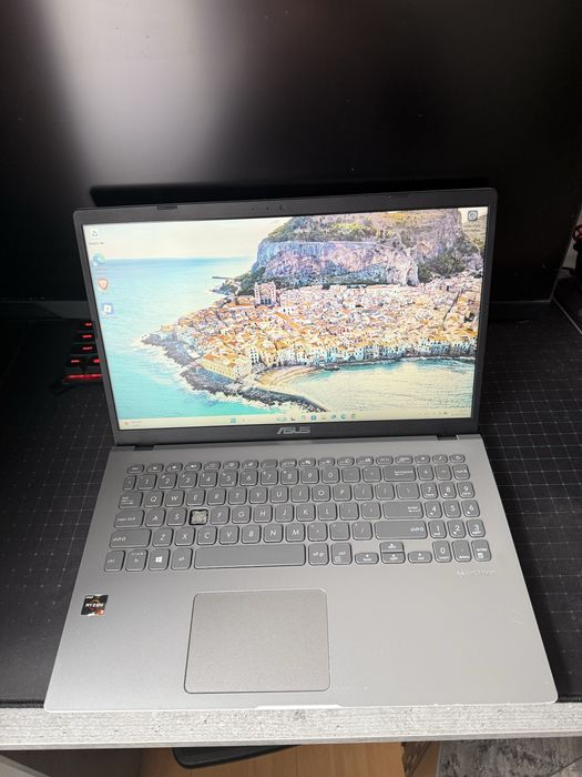 Laptop ASUS 15.6 8gb RAM 256gb SSD