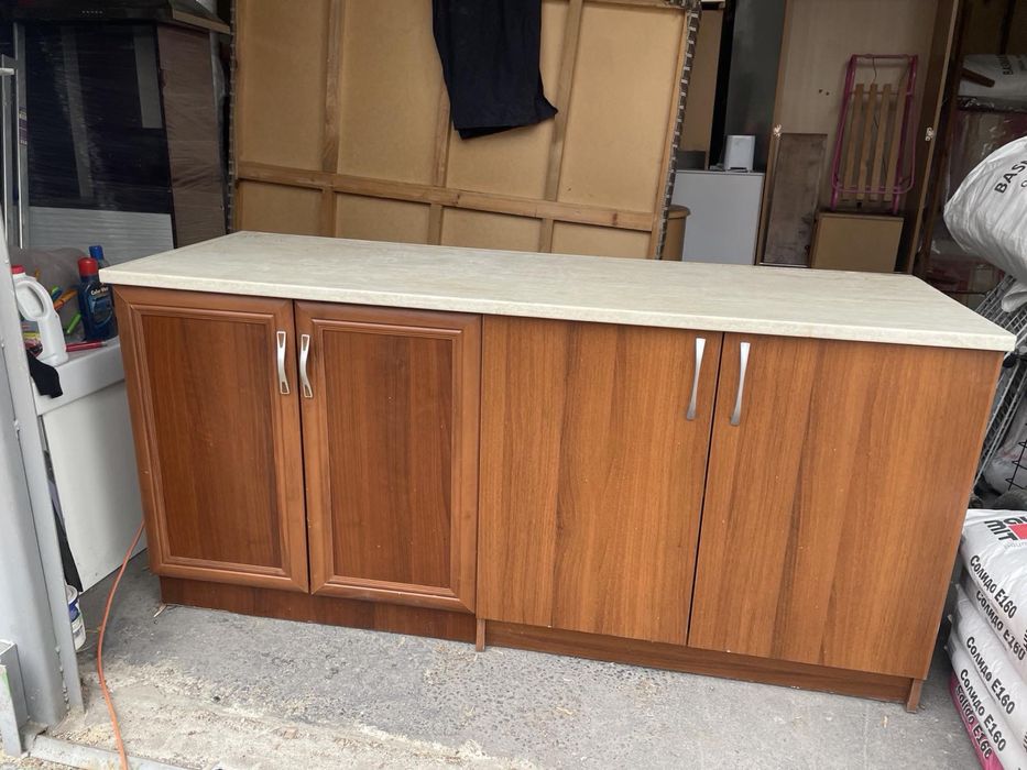 Кухненски дървен шкаф