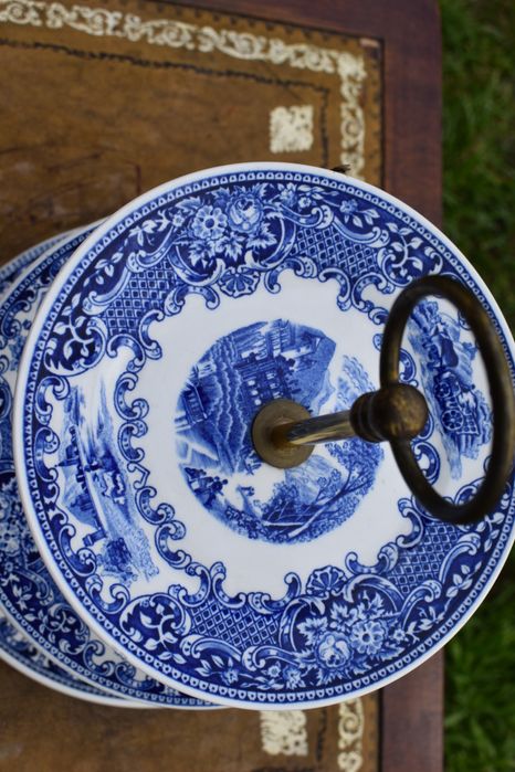 Порцеланова поставка за сладкиши на 3 нива