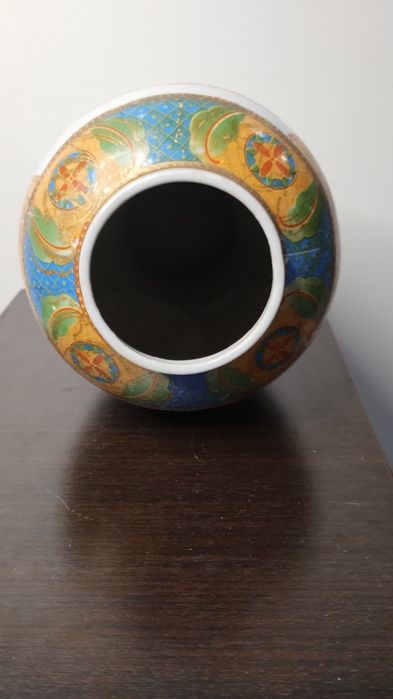 Много красива и различна ваза в китайски стил.