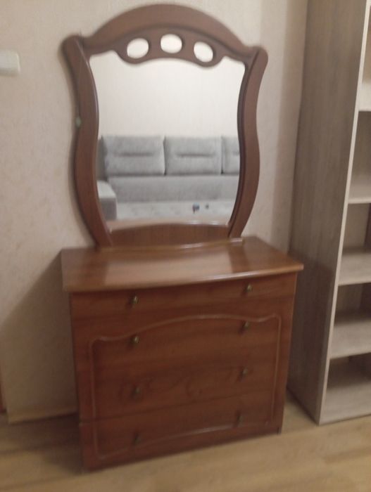 Продам комод с зеркалом