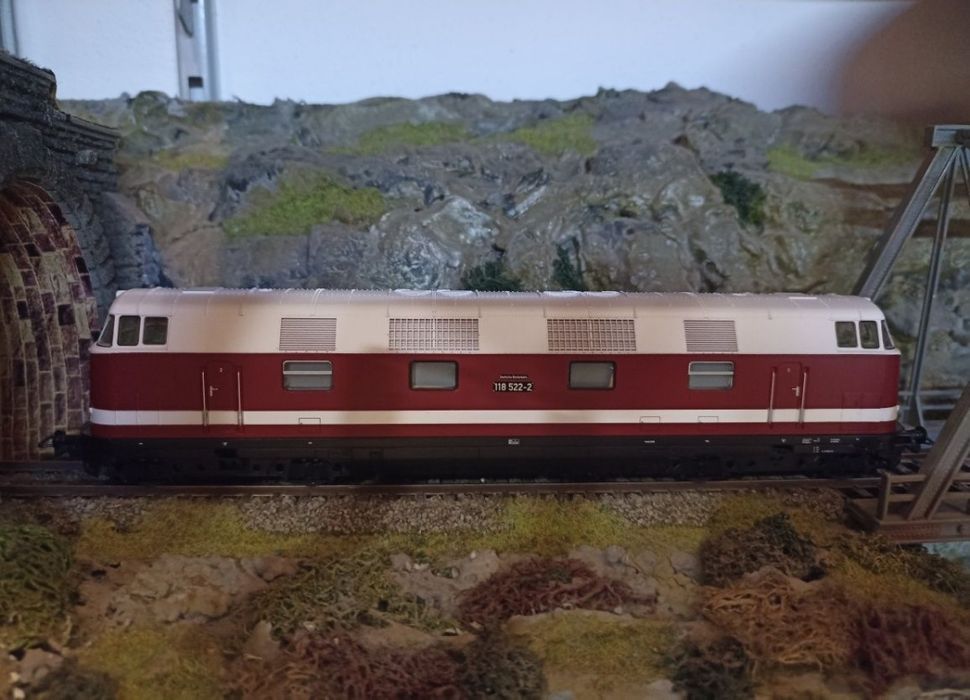 Piko BR118 locomotiva digitală cu sunete 
Lumini frontale albe
Tracțiu