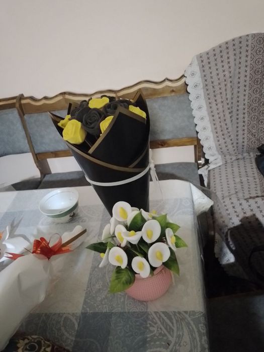 Qoʻlda mehnati asosida tayyorlagan ajobiy gullarbukletlar