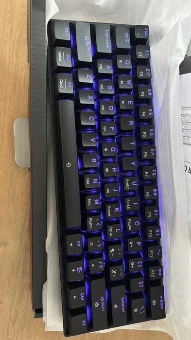 Tastatură Wireless Mecanică Evaro – model compact 60%, ideală pentru gaming, birou și utilizare multiplatformă