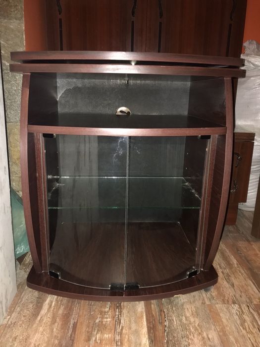 ТВ бар с въртящ се плот