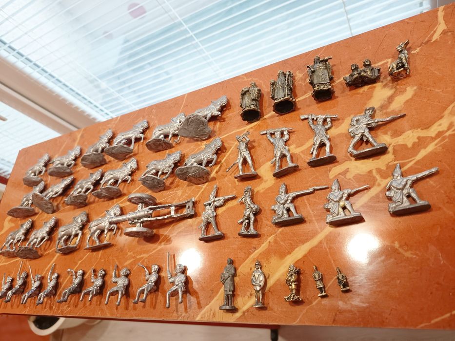 45 бр метални фигурки войници и др