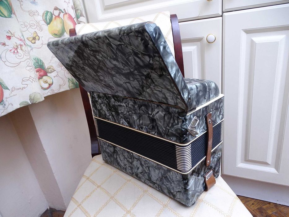 Много запазен стар акордеон Велтмайстер 40 баса