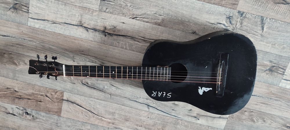 Продам гитару под восстановление.