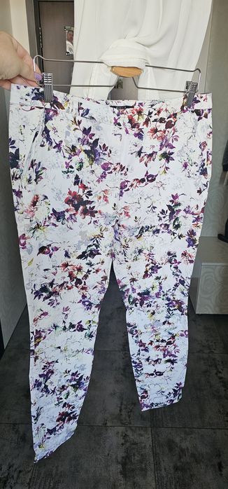 Pantalon casual Mohito și bluză Zara.