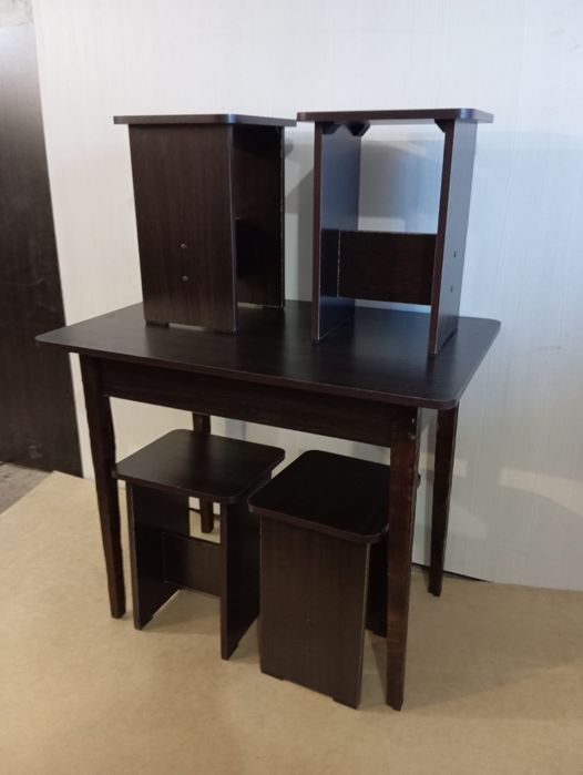 Продам стол и 4 табуретки