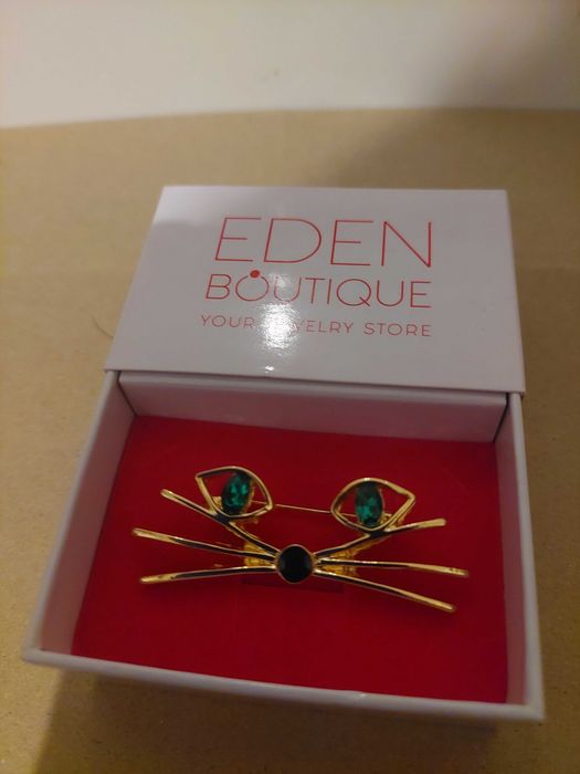 Brosa / martisor pisica mustati ochi verzi cutie cadou Eden boutique