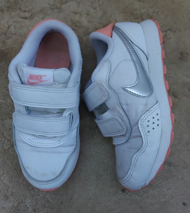 Pantofi sport drumeție și pantofi nike