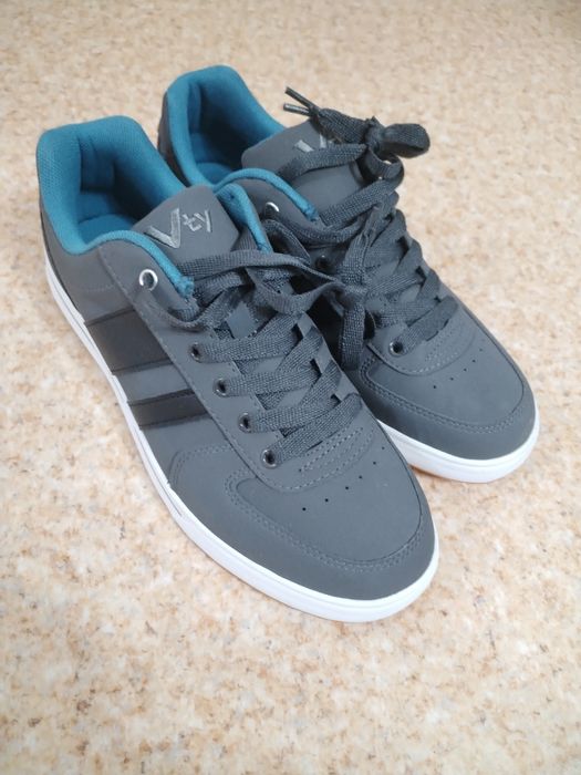 Продам новые кроссовки