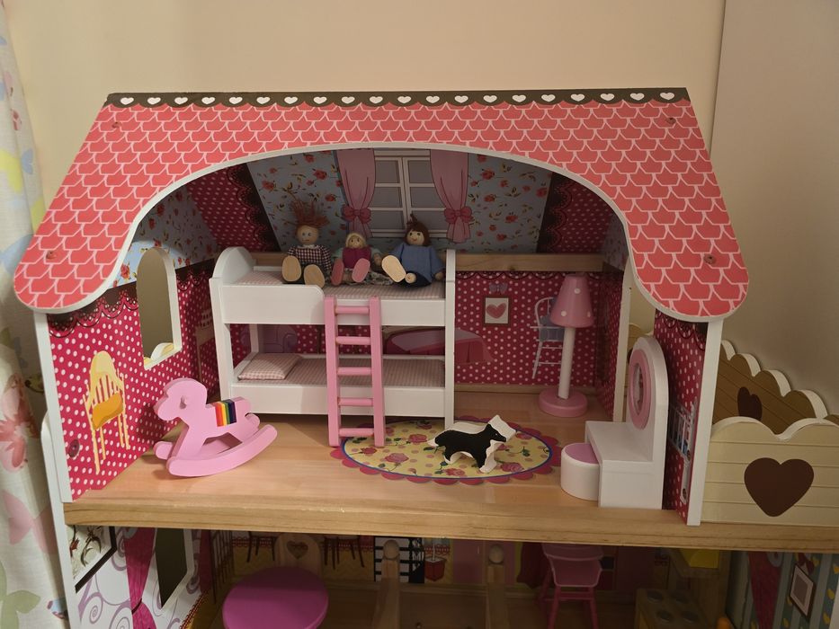 Дървена къща за кукли