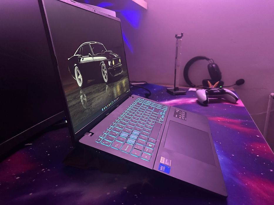 Laptop gaming Asus V16 i7 16gb RAM  Nvidia 5060