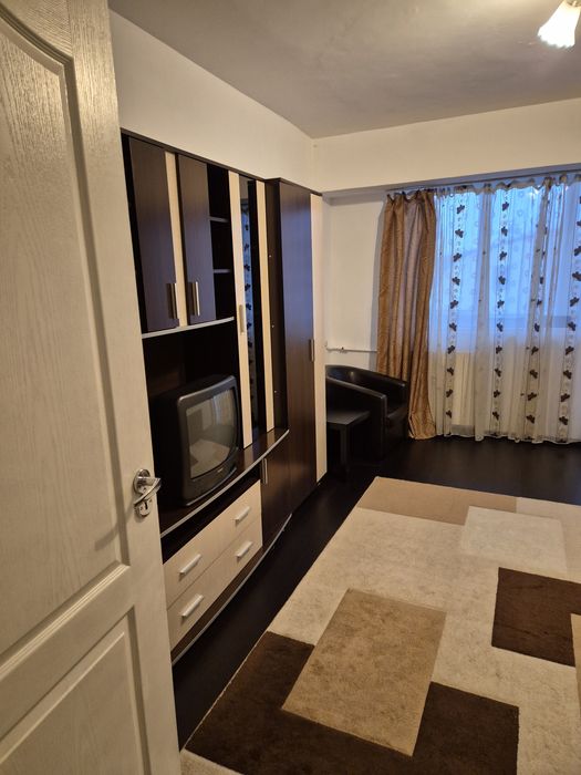 Inchiriez apartament cu 3 camere- Blv. Banu Manta