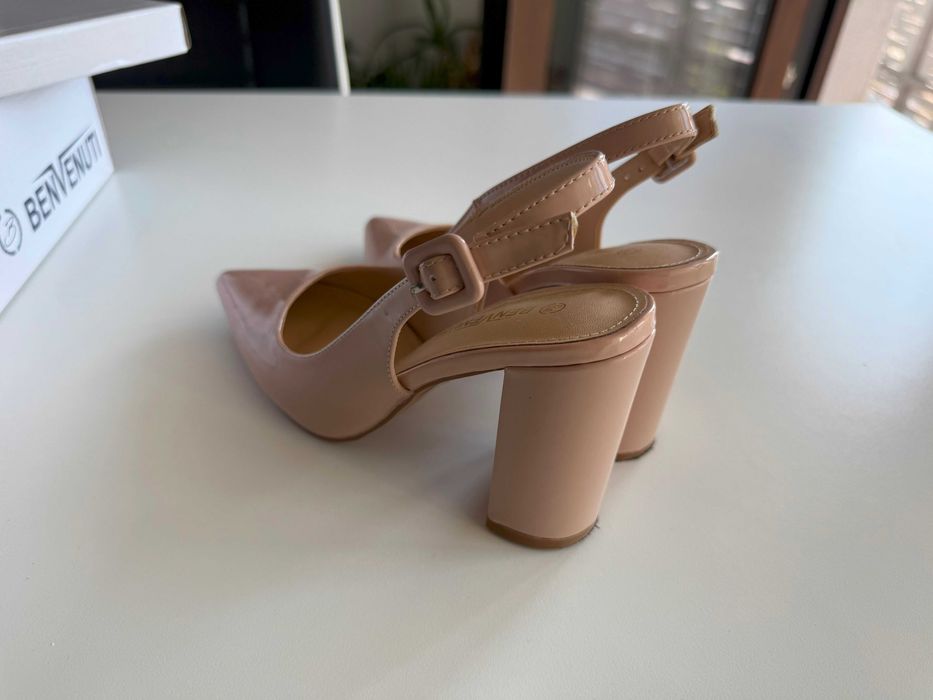 Vand pantofi de lac roz pal/nude lucios marimea 36 crem