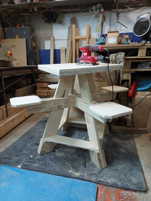 Детска пейка с масичка