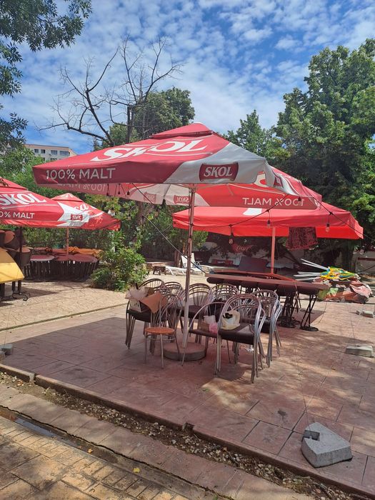 Umbrelâ de soare 3m 3m stare foarte bună  cu suport de fier  si pietre din beton