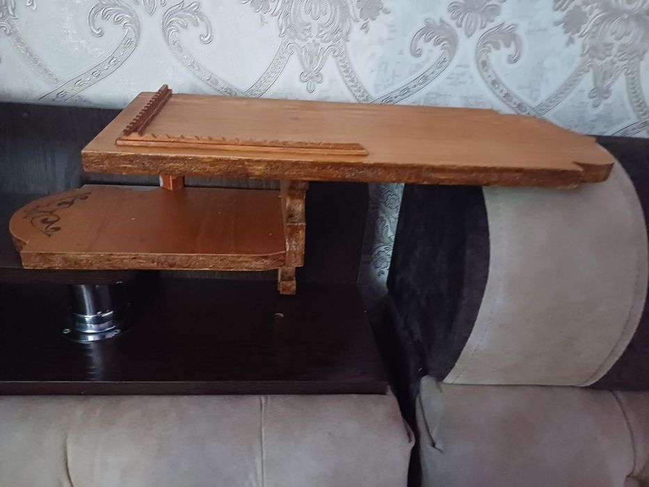 Полка  деревянная.