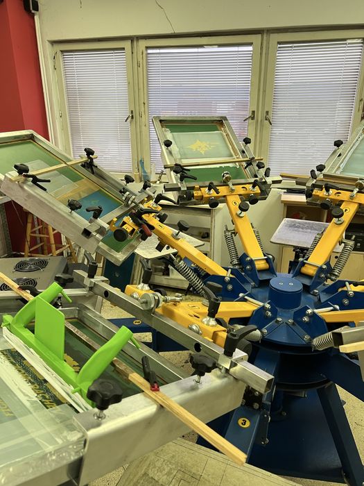 Напълно оборудвана печатница за ситопечат