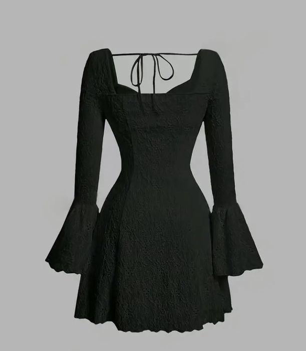 Черное коужевное платье