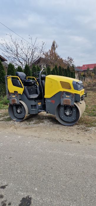 Inchiriez  cilindru compactor