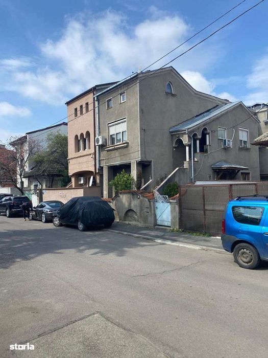 Vand apartament in vila, in zona Decebal