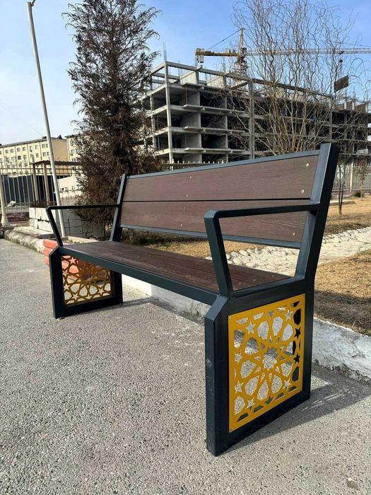 Скамейка со спинкой.