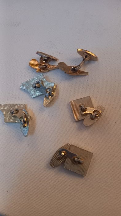 Butoni modernisti pentru camasa