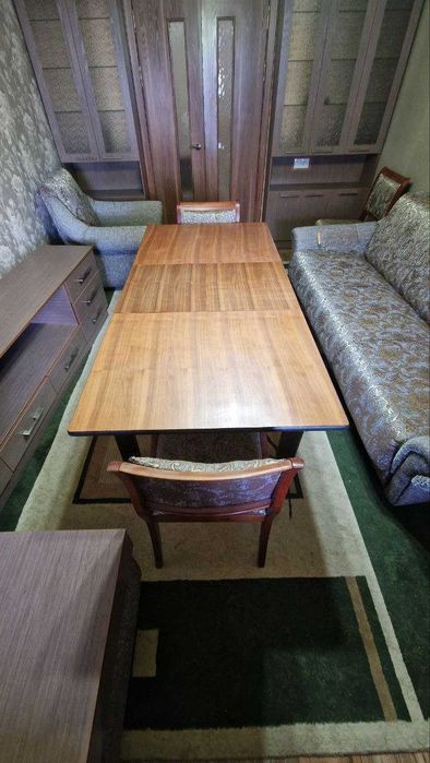 стол со стульями гостинный