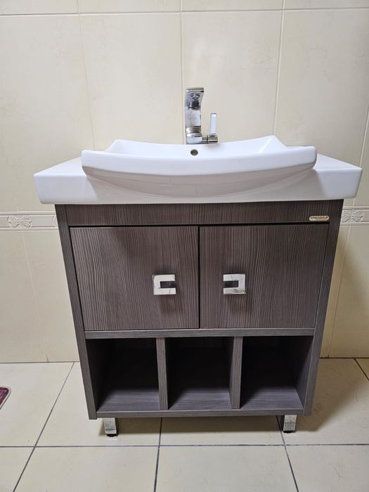 Продам раковину с тумбой